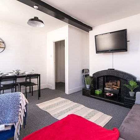 Characterful 2 Bed Apartment - Spacious & Comfy Касл-Донингтон Экстерьер фото