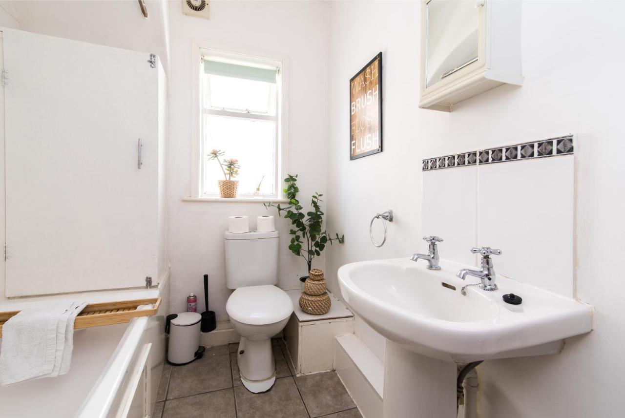 Characterful 2 Bed Apartment - Spacious & Comfy Касл-Донингтон Экстерьер фото